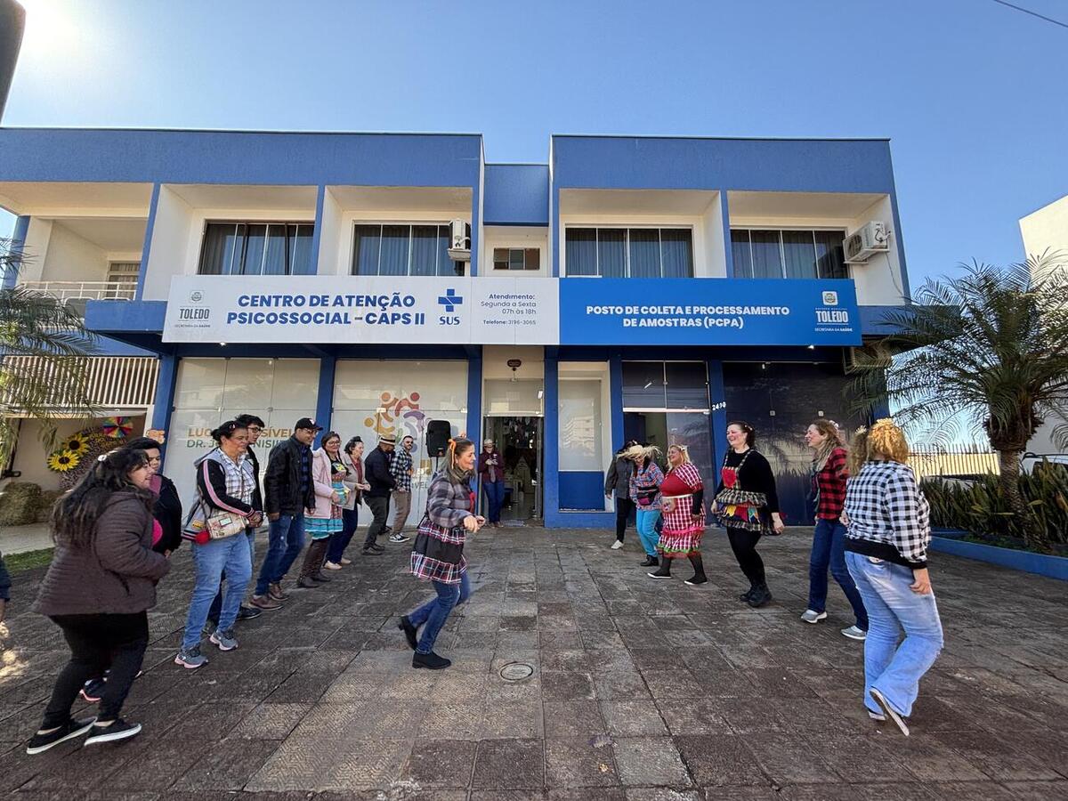 O Centro de Atenção Psicossocial (Caps) II, visando promover a integração social, realizou, na manhã desta sexta-feira (18), uma festa julina com os servidores e os pacientes. O evento foi organizado na sede da instituição e contou com diversas atividades, comidas, prêmios e interações, além da realização dos atendimentos aos pacientes. Brincadeiras como pescaria, bola na colher, argola na garrafa, maquiagem, acertar a bola na boca do palhaço e até mesmo uma quadrilha foram realizadas, os participantes, em 