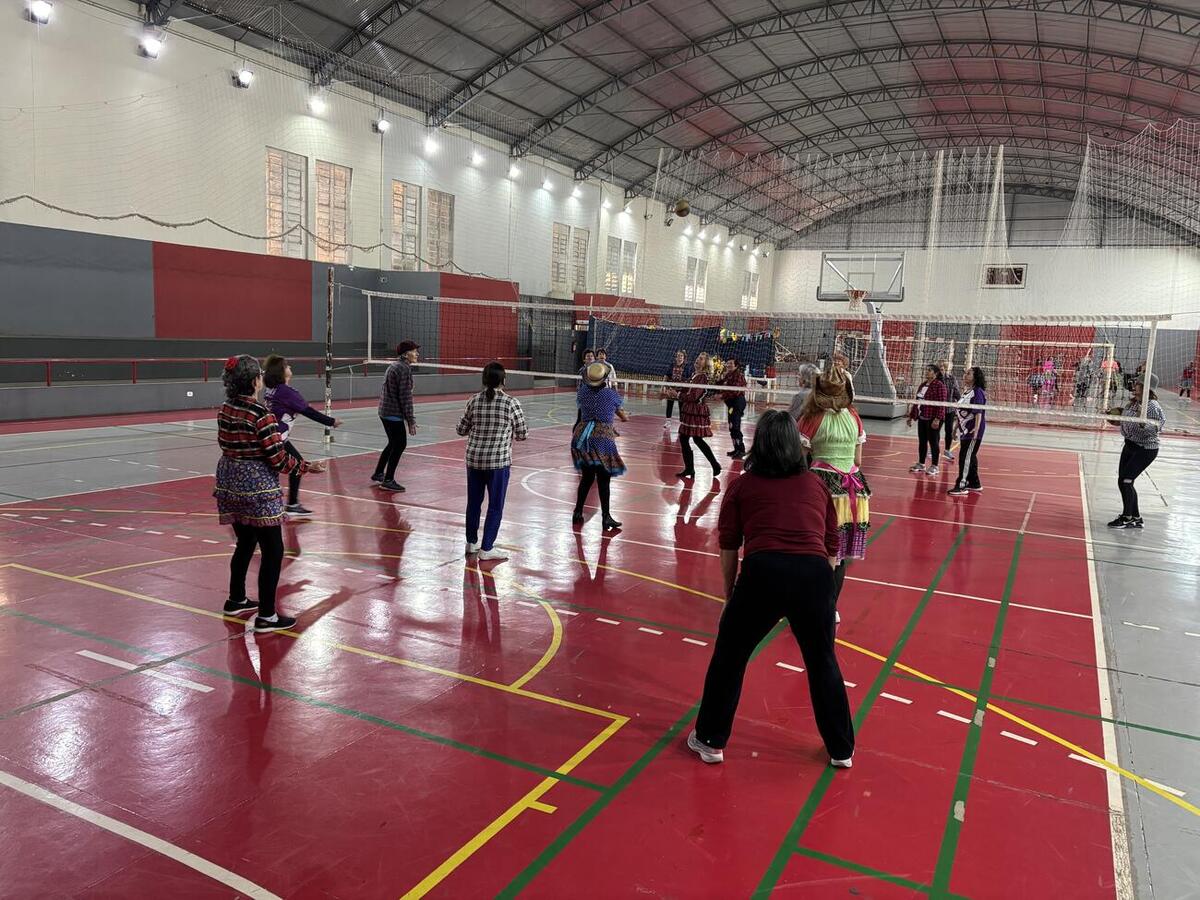 Arraiá foi montado nesta segunda (7), no câmpus II da Unipar, para os participantes do CTI, projeto que integra o programa Pessoa Idosa em Movimento, da Smel