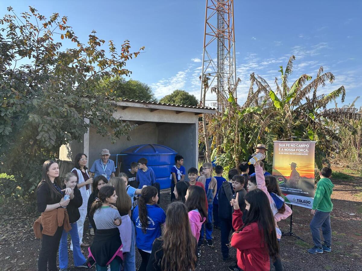 Alunos da Escola Municipal Alberto Santos Dumont visitaram a Associação Promocional e Assistencial de Toledo (Lar dos Idosos) a fim de conhecer a horta orgânica do local