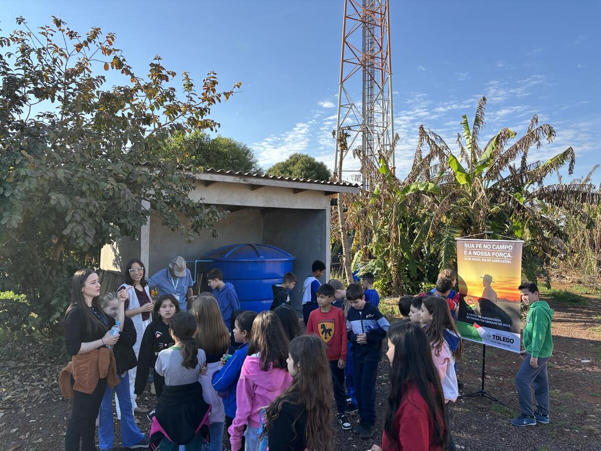 Alunos da Escola Municipal Alberto Santos Dumont visitaram a Associação Promocional e Assistencial de Toledo (Lar dos Idosos) a fim de conhecer a horta orgânica do local