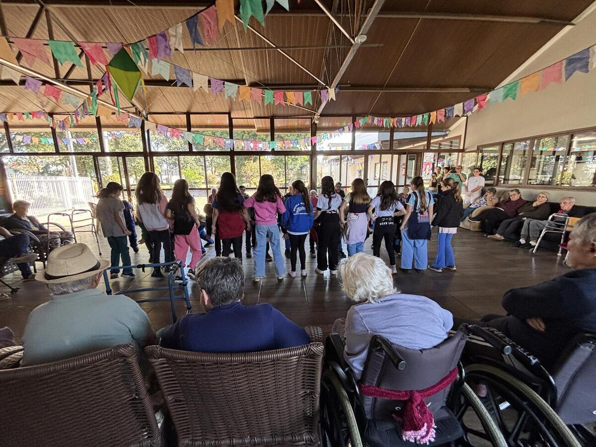 Alunos da Escola Municipal Alberto Santos Dumont visitaram a Associação Promocional e Assistencial de Toledo (Lar dos Idosos) a fim de conhecer a horta orgânica do local