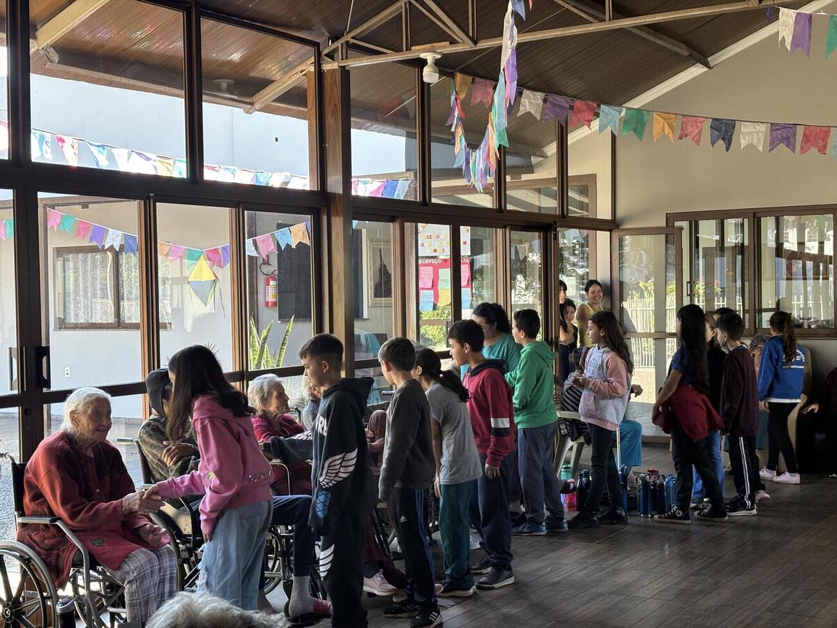 Alunos da Escola Municipal Alberto Santos Dumont visitaram a Associação Promocional e Assistencial de Toledo (Lar dos Idosos) a fim de conhecer a horta orgânica do local