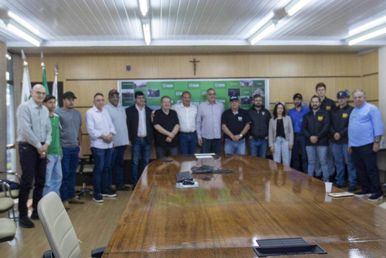 Prefeito Mario Costenaro sancionou duas novas leis que permitem a compra direta de alimentos da recém criada cooperativa no CAET