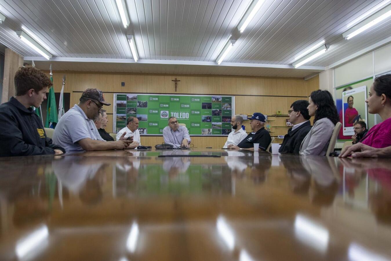 Prefeito Mario Costenaro sancionou duas novas leis que permitem a compra direta de alimentos da recém criada cooperativa no CAET