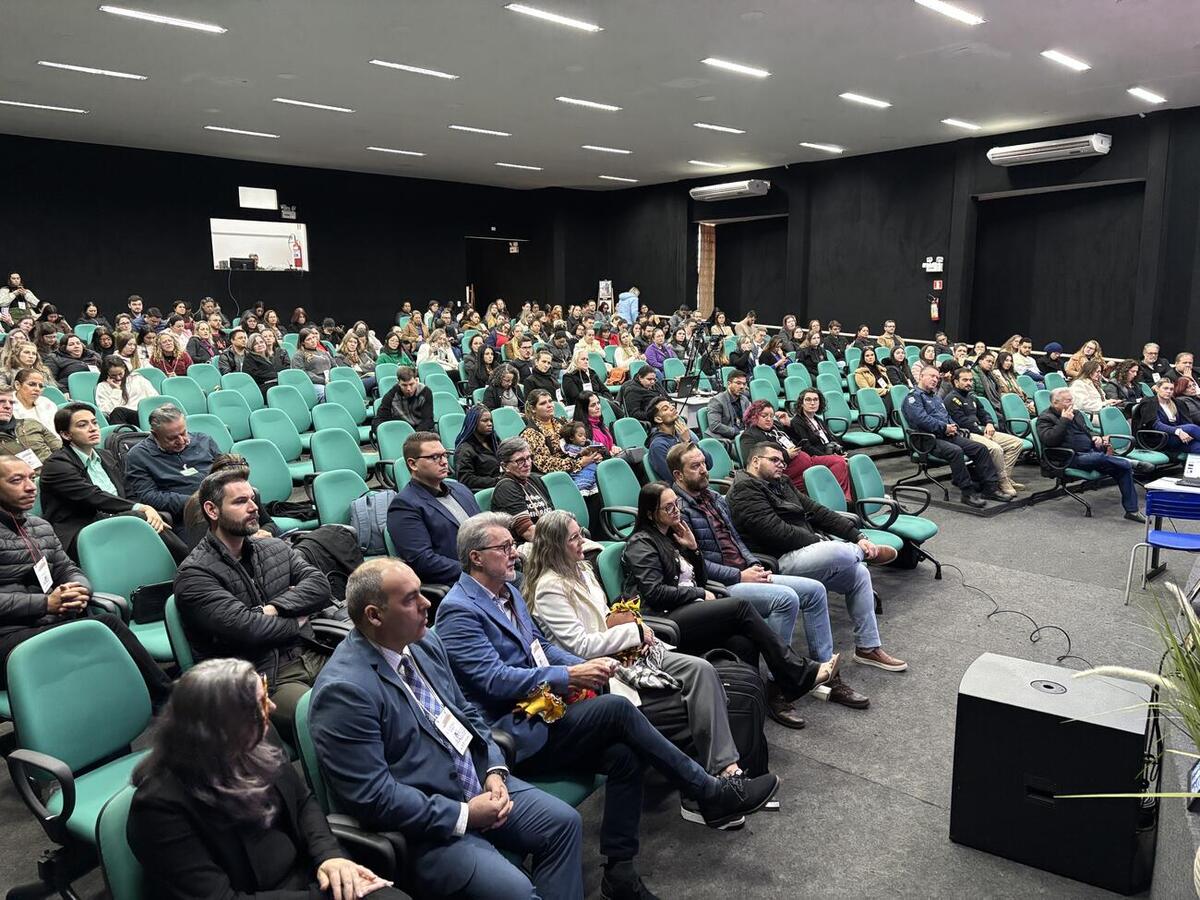 Evento reuniu especialistas, apresentações culturais e grupos de discussão com foco na conscientização da população