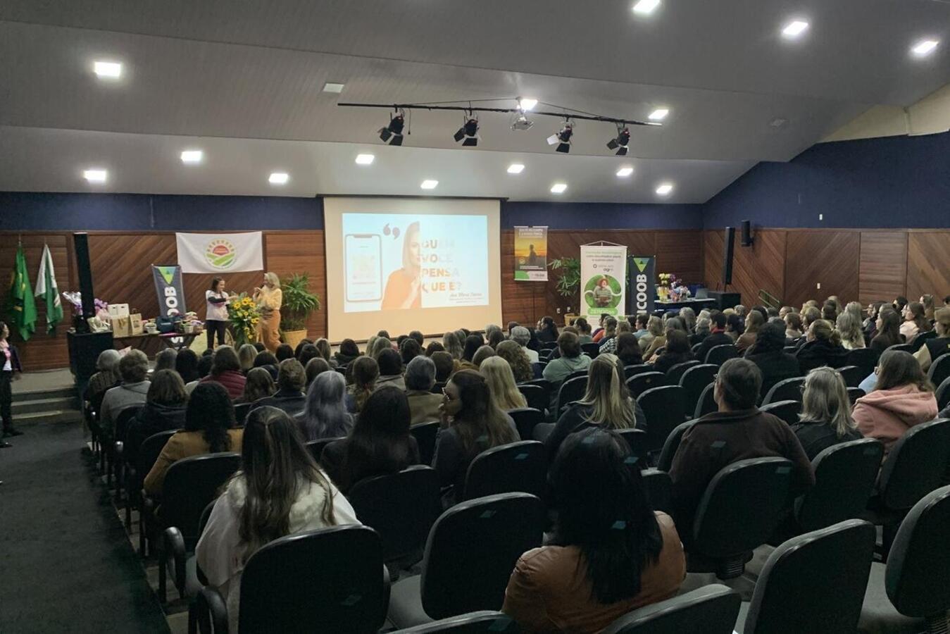 Produtoras rurais participaram nesta terça-feira (29) de ação da Semana do Agricultor que contou com palestra, relaxamento, meditação e sorteio de brindes 