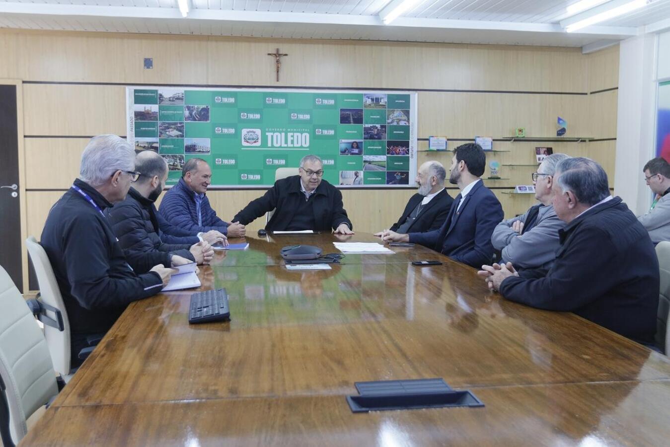 A Sala de Reuniões do Gabinete do Prefeito recebeu, nesta sexta (18), o bispo Dom João Carlos Seneme, que apresentou proposta da diocese à Prefeitura de Toledo