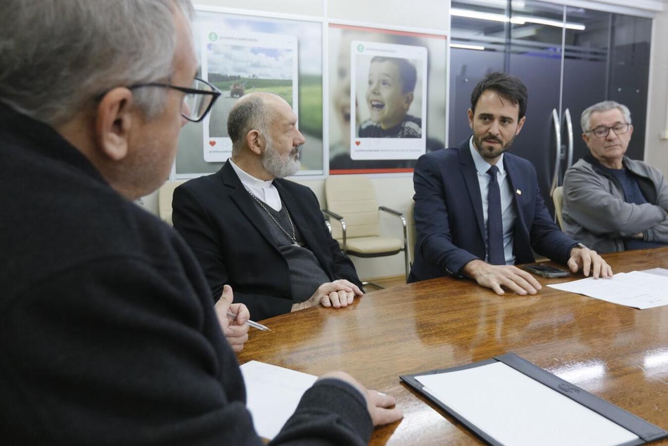 A Sala de Reuniões do Gabinete do Prefeito recebeu, nesta sexta (18), o bispo Dom João Carlos Seneme, que apresentou proposta da diocese à Prefeitura de Toledo