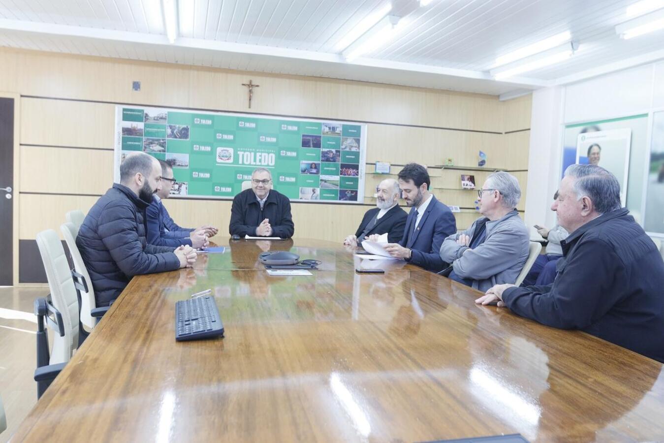 A Sala de Reuniões do Gabinete do Prefeito recebeu, nesta sexta (18), o bispo Dom João Carlos Seneme, que apresentou proposta da diocese à Prefeitura de Toledo