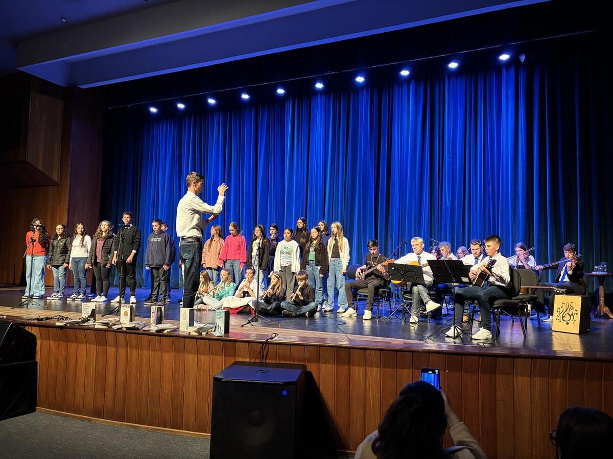 Evento contou com apresentações culturais e palestra sobre autismo no Teatro Municipal