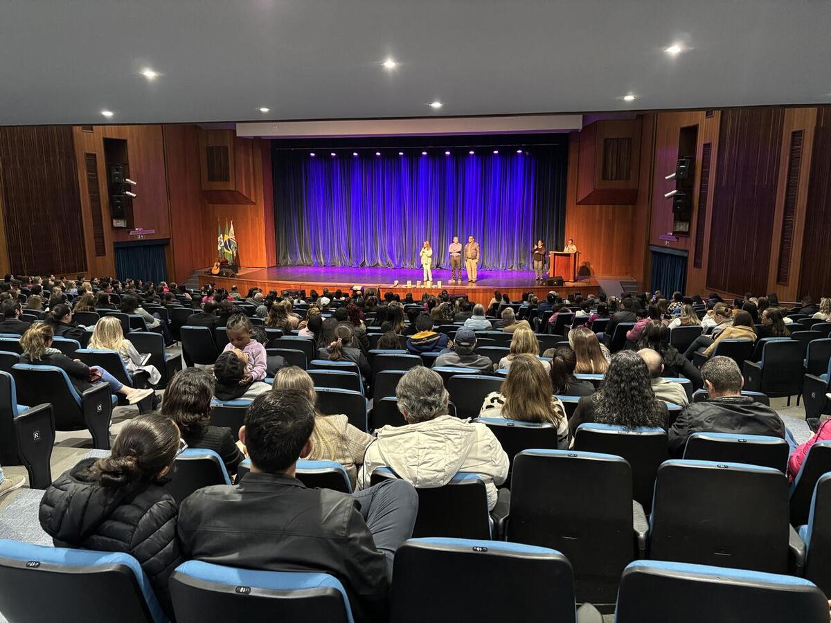 Evento contou com apresentações culturais e palestra sobre autismo no Teatro Municipal