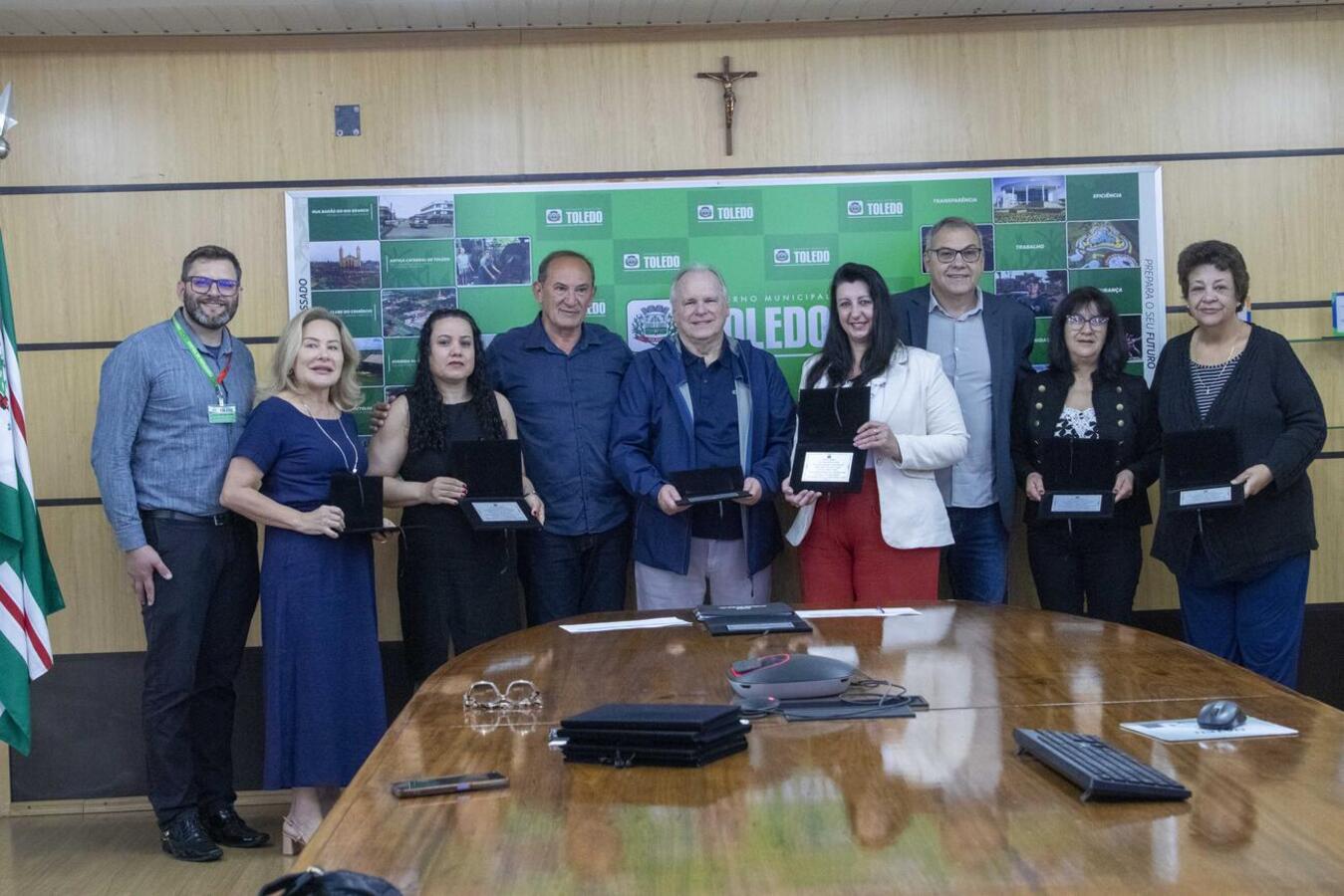 Seis servidores receberam placas de agradecimento pelo tempo de serviço prestado ao município