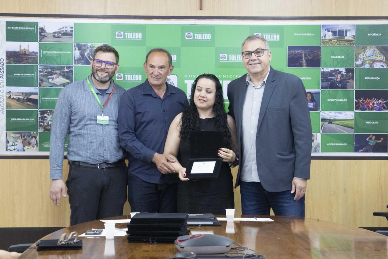Seis servidores receberam placas de agradecimento pelo tempo de serviço prestado ao município