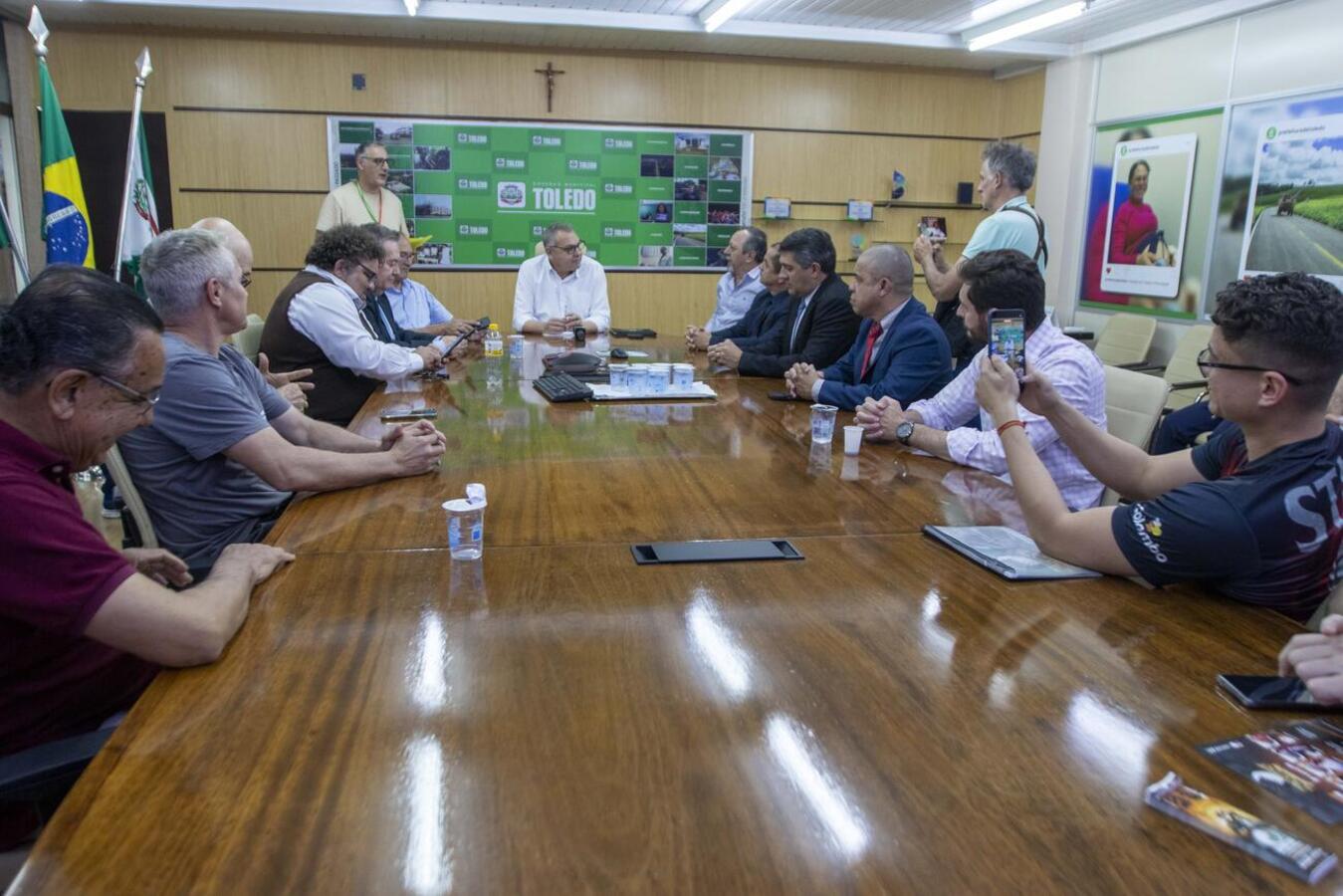 Prefeito Mario Costenaro sancionou a lei que busca fortalecer o debate sobre o uso cada vez mais consciente das redes sociais por menores