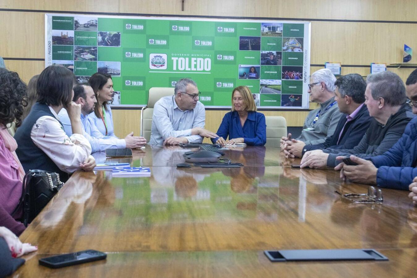 May East esteve na tarde desta quinta-feira (31/7) na Prefeitura de Toledo para encontro com profissionais da área e representantes da administração municipal