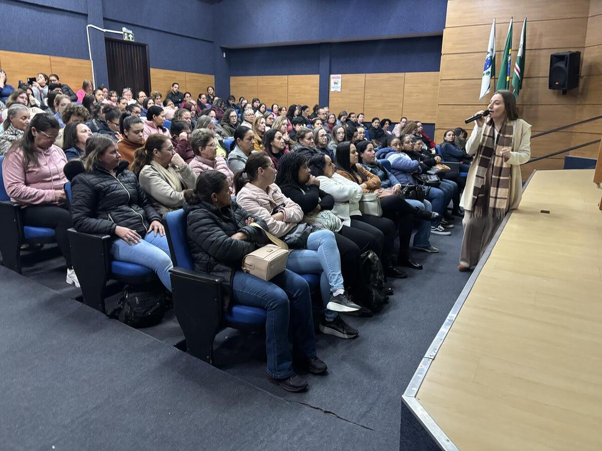 A Secretaria da Educação lotou o Auditório Acary Oliveira para realizar a formação continuada de servidores responsáveis pela merenda escolar nas escolas do município