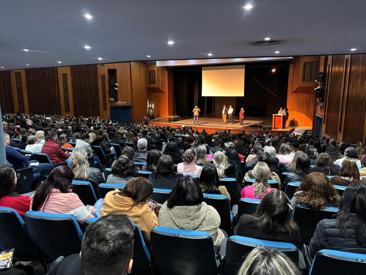Evento reúne mais de 2,2 mil educadores em programação com mais de 70 palestras