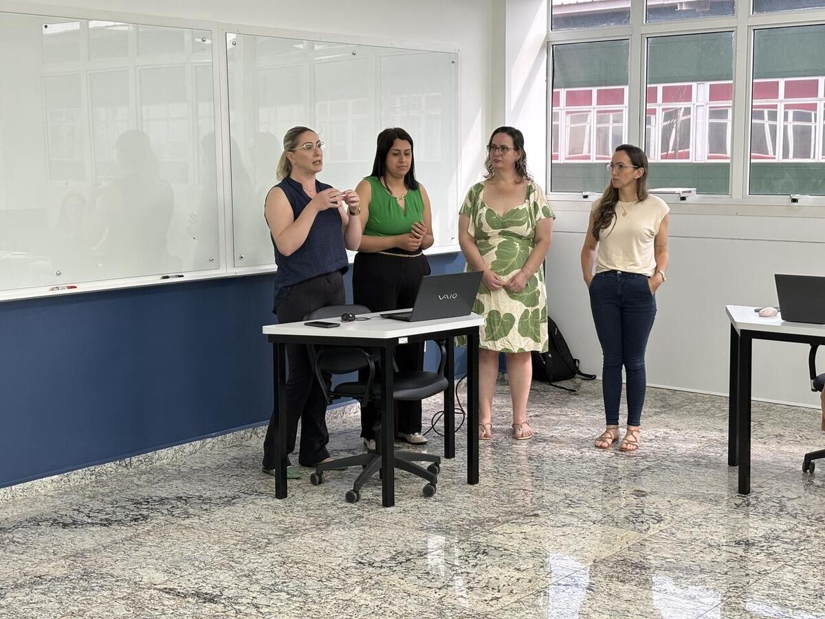 Gestoras de 11 escolas municipais apresentaram resultados e metodologias aplicadas nas instituições, com base no conteúdo ministrado durante o curso