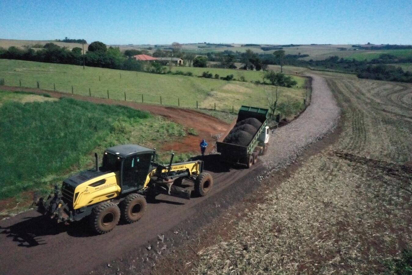 A Secretaria de Infraestrutura Rural e Urbana e de Serviços Públicos, juntamente com a Emdur, está realizando uma recuperação do asfalto da Linha Santa Terezinha