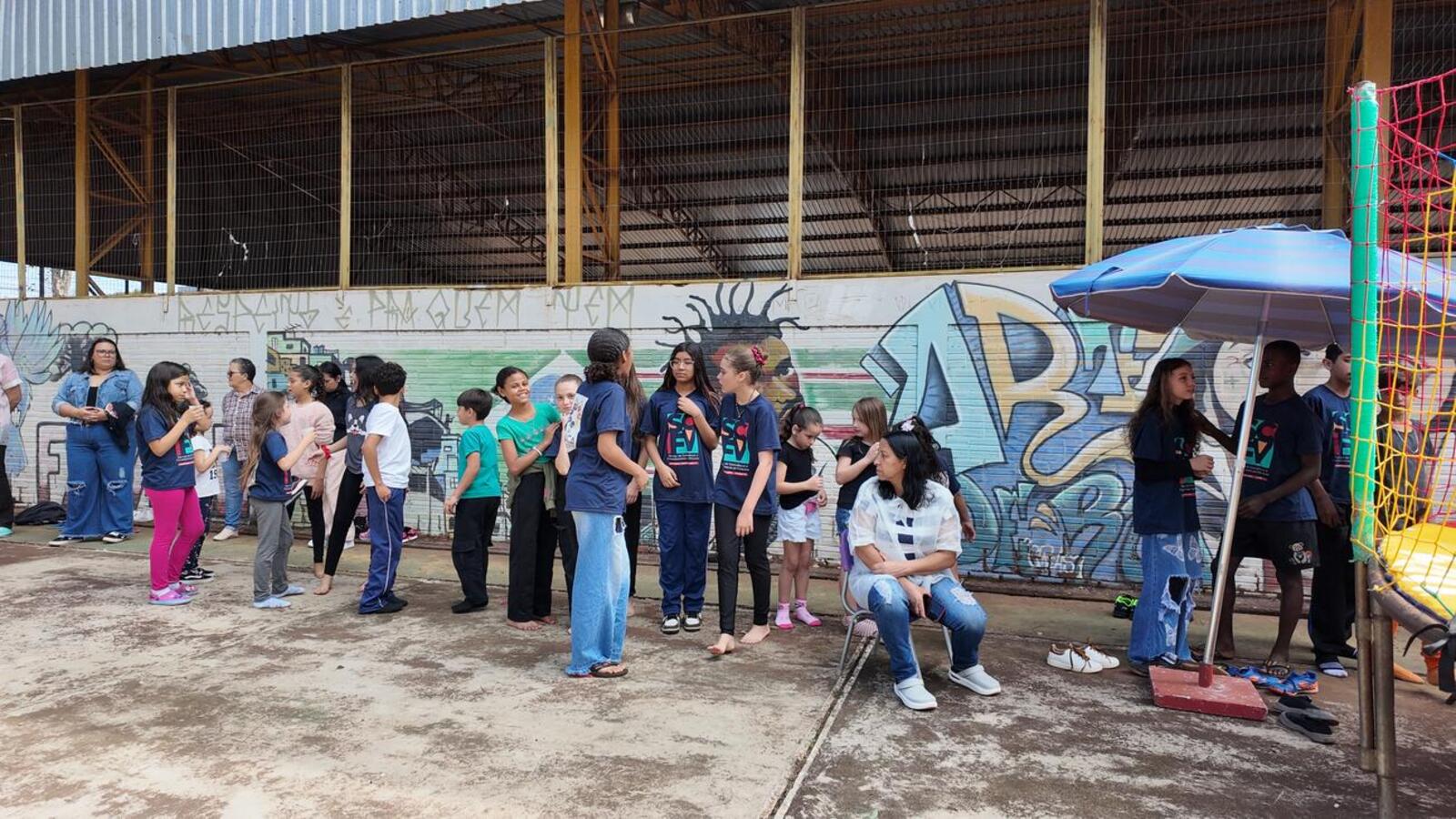 Foram realizadas brincadeiras como corrida do saco, cabra cega, brinquedos infláveis, cama elástica, entre outros