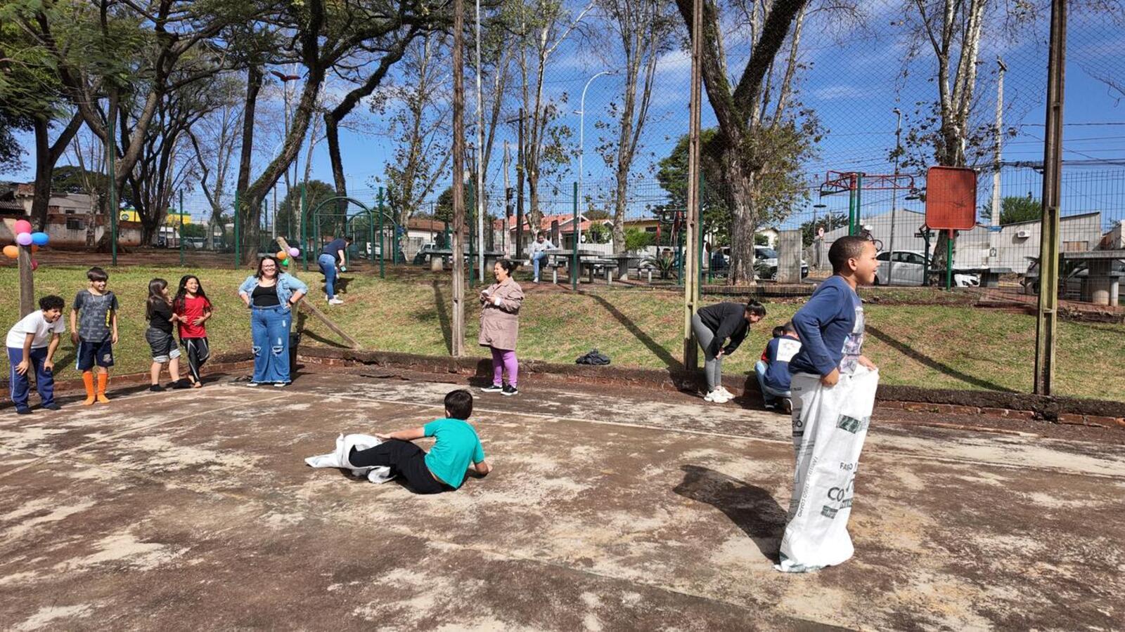 Foram realizadas brincadeiras como corrida do saco, cabra cega, brinquedos infláveis, cama elástica, entre outros