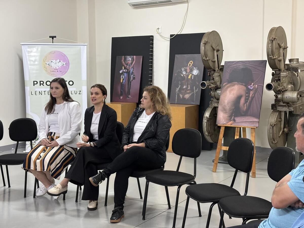 Nesta quarta-feira (6), o Museu Histórico Willy Barth recebeu a exposição fotográfica “Cicatrizes Invisíveis” como forma de conscientização quanto à violência contra as mulheres