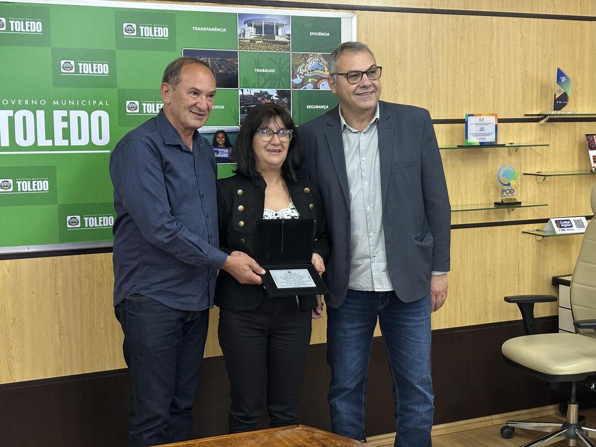 Seis servidores receberam placas de agradecimento pelo tempo de serviço prestado ao município