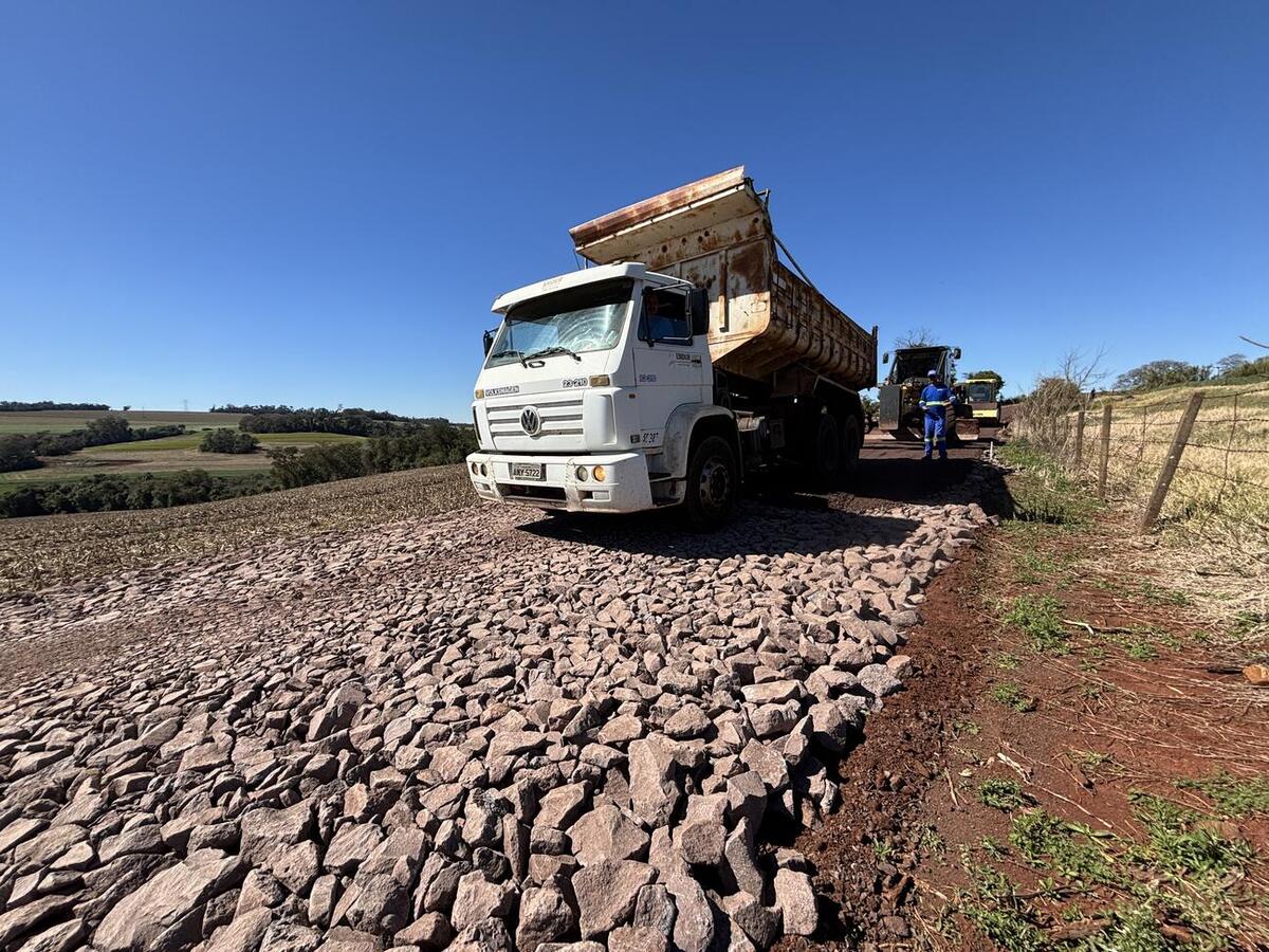 A Secretaria de Infraestrutura Rural e Urbana e de Serviços Públicos, juntamente com a Emdur, está realizando uma recuperação do asfalto da Linha Santa Terezinha
