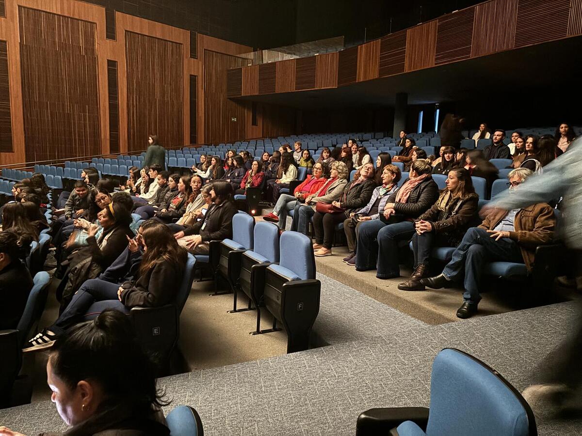 Jovens dos CJUs e do colégio Premen assistiram ao monólogo que retrata a luta das mulheres contra a opressão