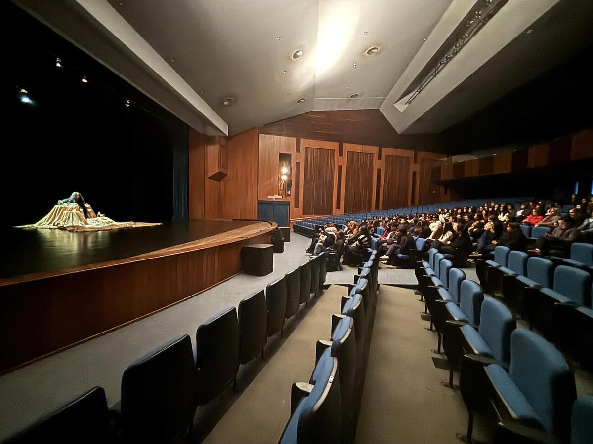 Jovens dos CJUs e do colégio Premen assistiram ao monólogo que retrata a luta das mulheres contra a opressão