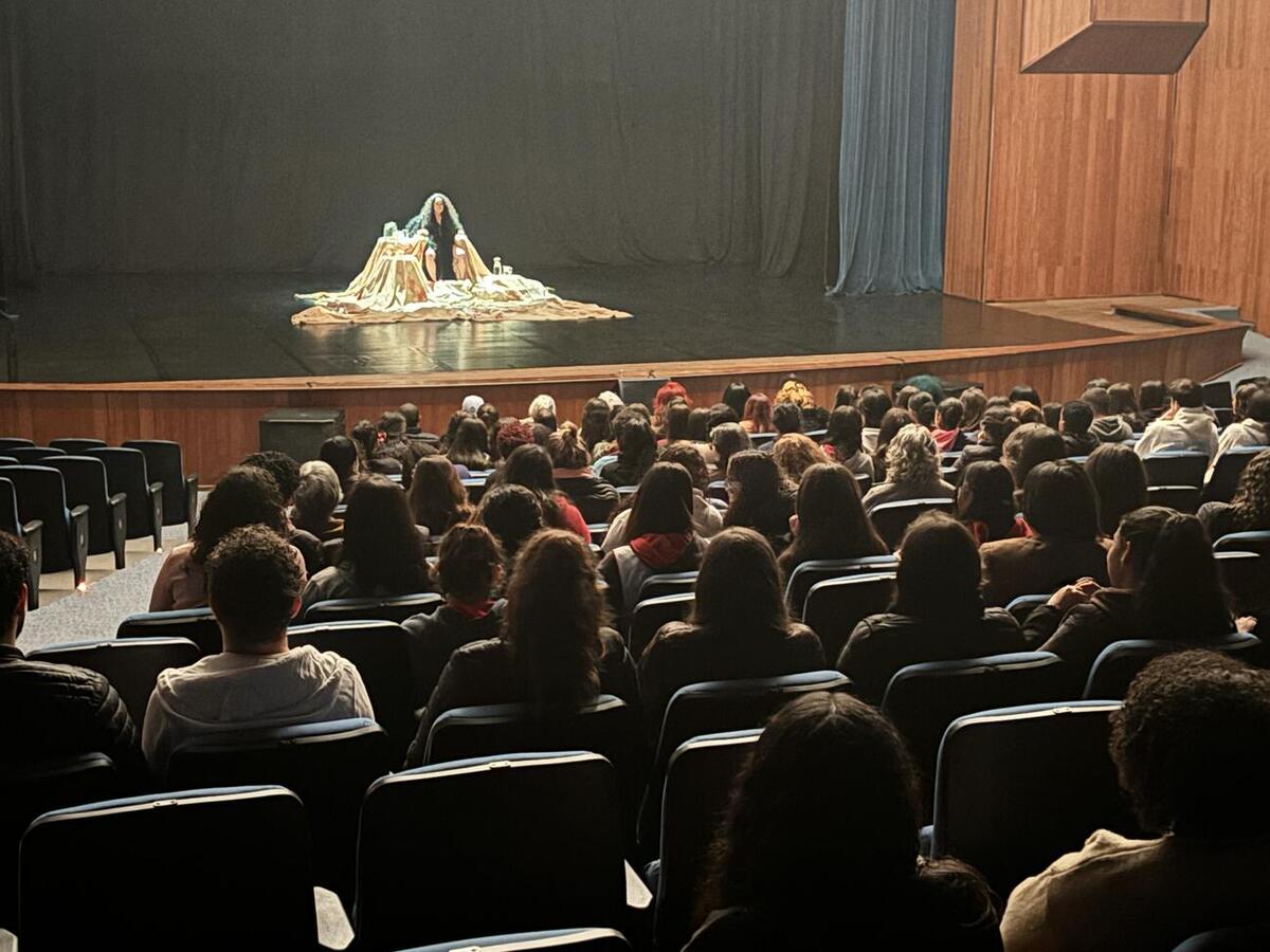 Jovens dos CJUs e do colégio Premen assistiram ao monólogo que retrata a luta das mulheres contra a opressão