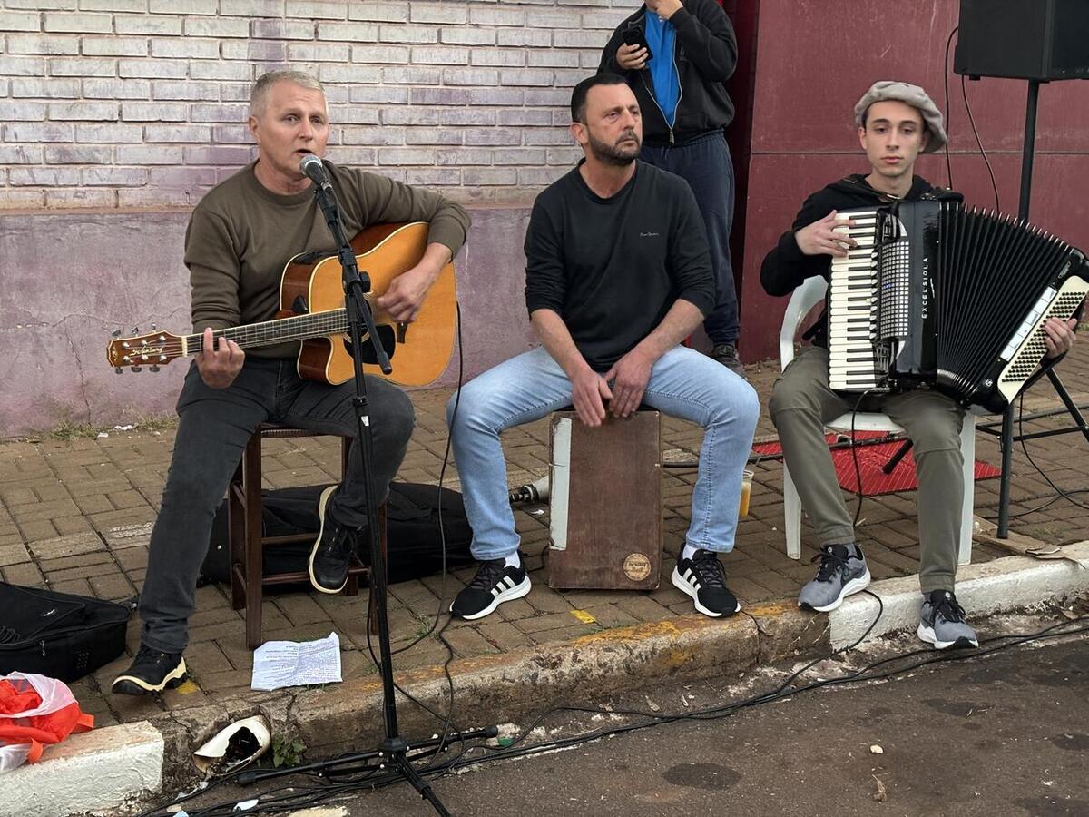 Evento, no Centro da cidade, teve sorteio de 39 vales-compras, música ao vivo e presença de autoridades municipais
