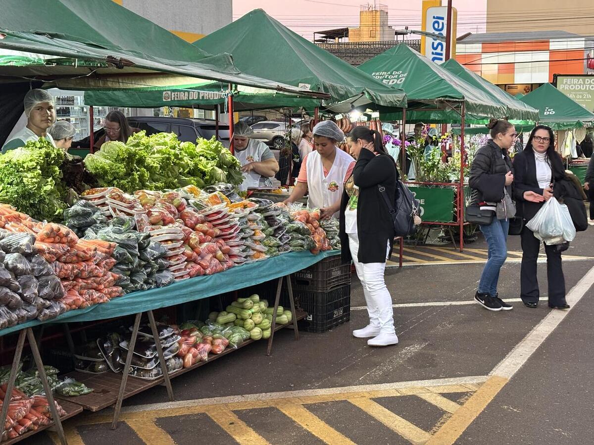 Evento, no Centro da cidade, teve sorteio de 39 vales-compras, música ao vivo e presença de autoridades municipais