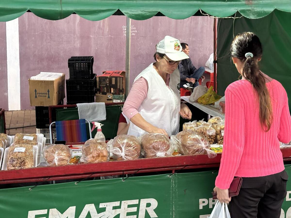 Evento, no Centro da cidade, teve sorteio de 39 vales-compras, música ao vivo e presença de autoridades municipais