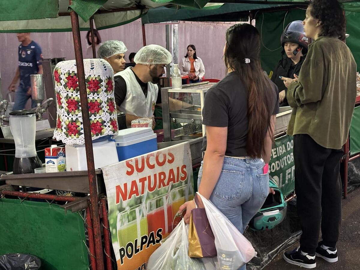 Evento, no Centro da cidade, teve sorteio de 39 vales-compras, música ao vivo e presença de autoridades municipais