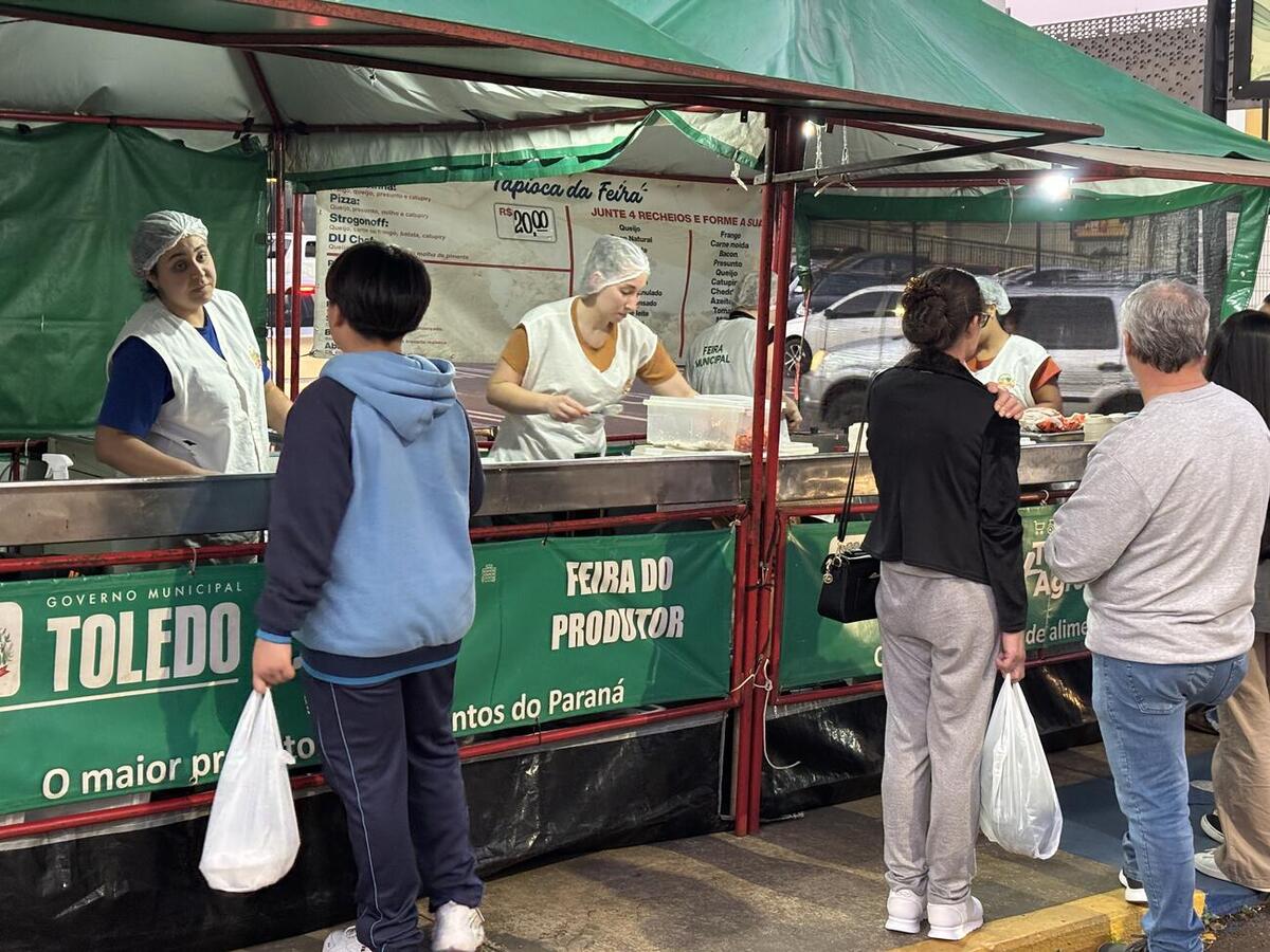Evento, no Centro da cidade, teve sorteio de 39 vales-compras, música ao vivo e presença de autoridades municipais