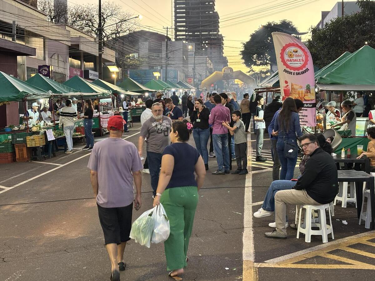 Evento, no Centro da cidade, teve sorteio de 39 vales-compras, música ao vivo e presença de autoridades municipais
