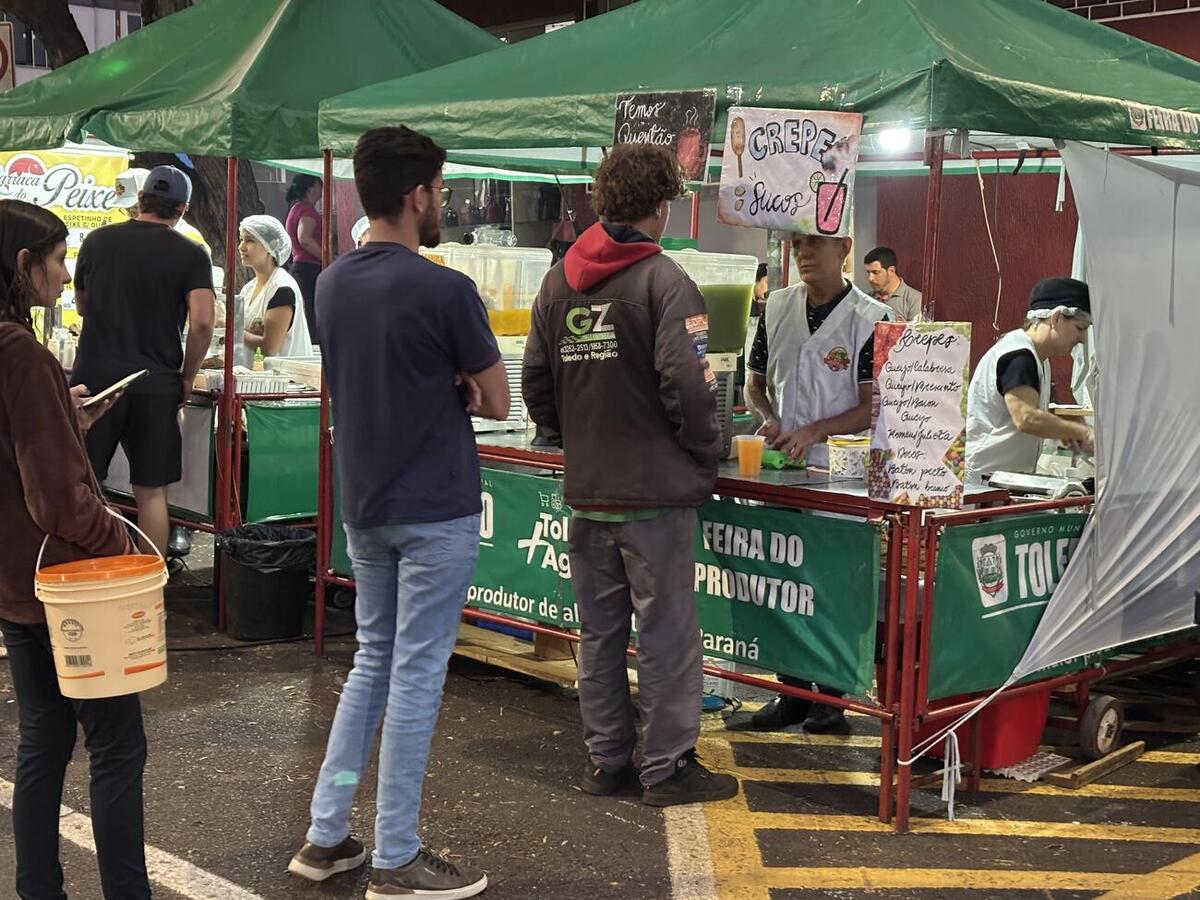 Evento, no Centro da cidade, teve sorteio de 39 vales-compras, música ao vivo e presença de autoridades municipais