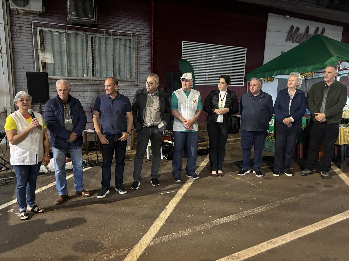 Evento, no Centro da cidade, teve sorteio de 39 vales-compras, música ao vivo e presença de autoridades municipais
