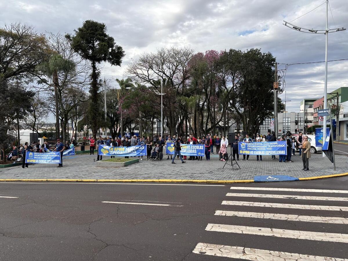Ato reuniu alunos e profissionais na Praça Willy Barth em defesa da educação especial