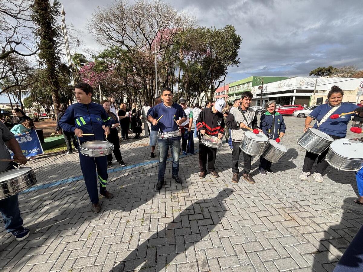 Ato reuniu alunos e profissionais na Praça Willy Barth em defesa da educação especial