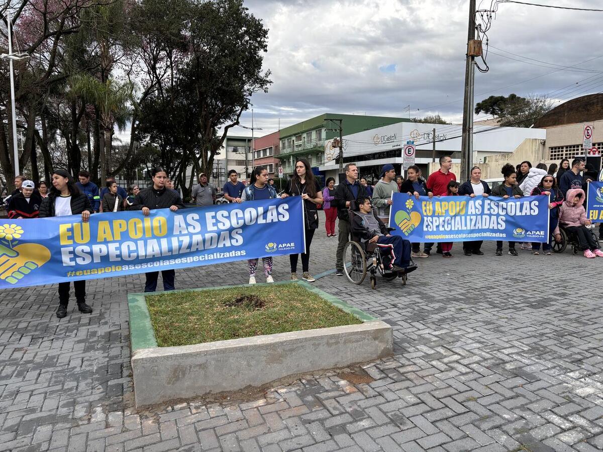 Ato reuniu alunos e profissionais na Praça Willy Barth em defesa da educação especial