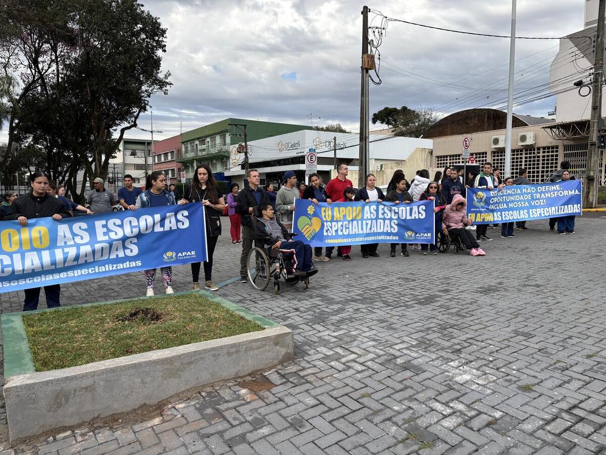 Ato reuniu alunos e profissionais na Praça Willy Barth em defesa da educação especial