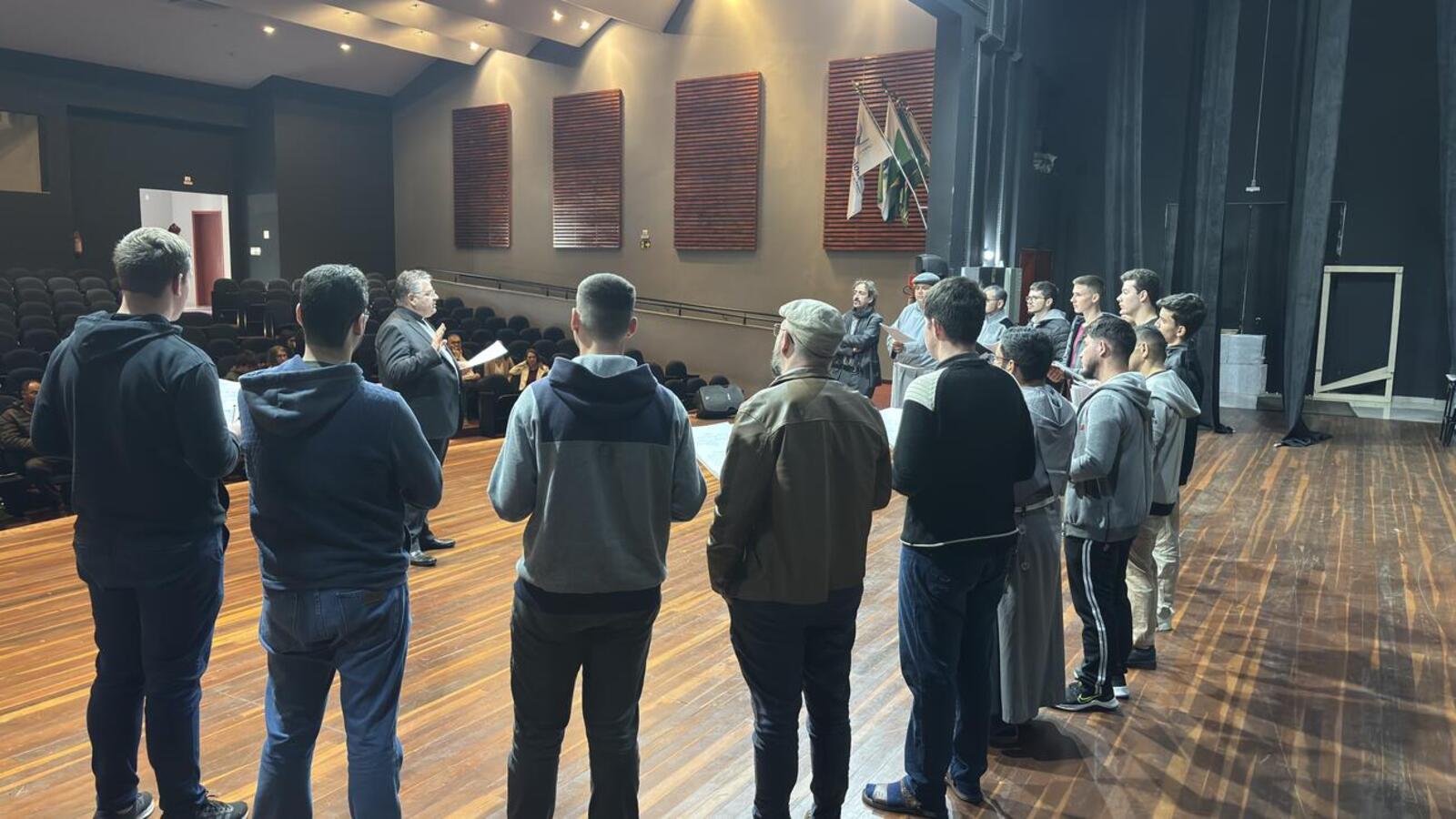 Na manhã desta sexta-feira (1°) o Monsenhor Marcos Pavan compareceu ao Teatro da Universidade Estadual do Oeste do Paraná, campus Toledo, para realizar uma oficina antes do evento na Paróquia Menino Deus