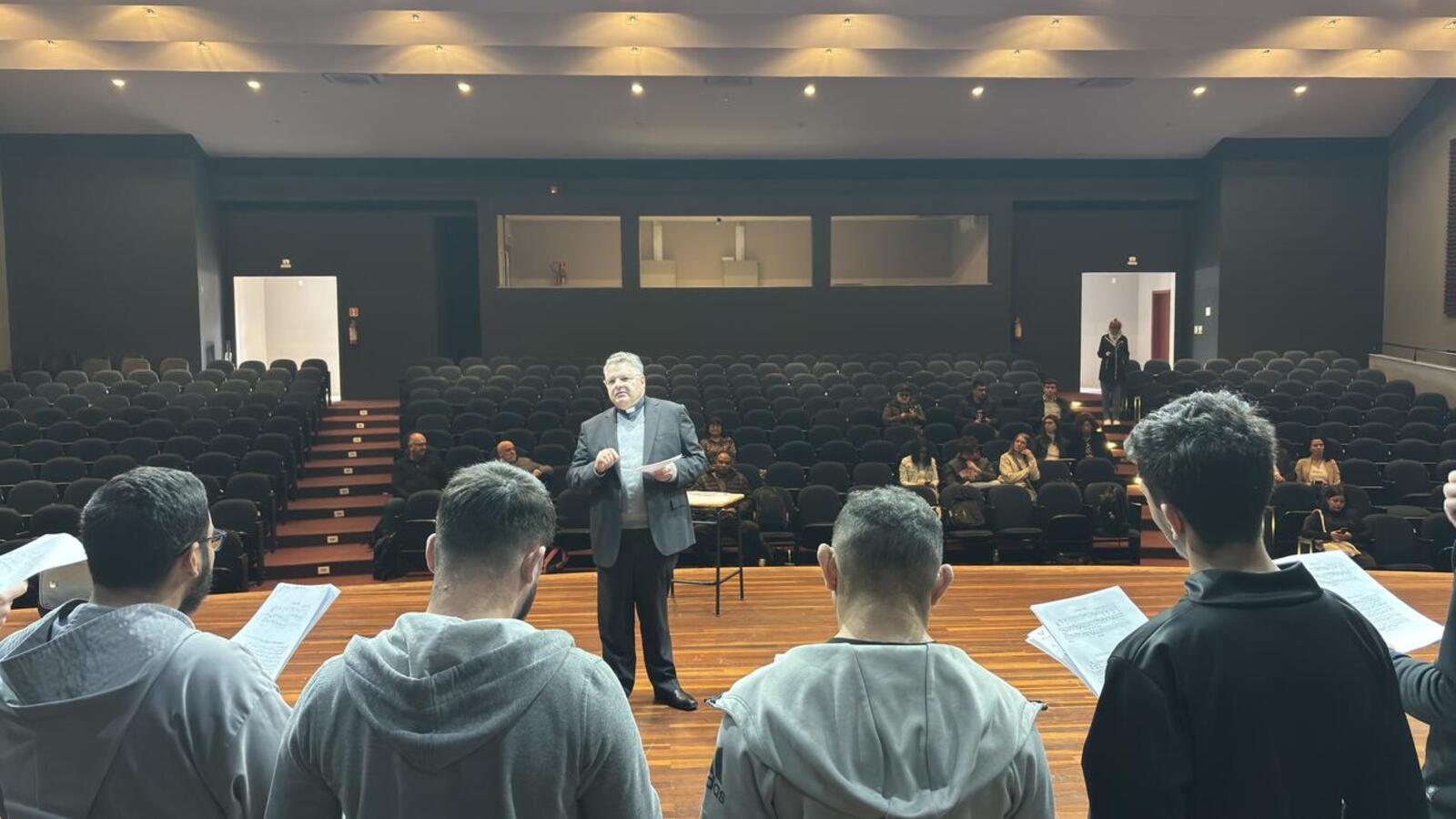Na manhã desta sexta-feira (1°) o Monsenhor Marcos Pavan compareceu ao Teatro da Universidade Estadual do Oeste do Paraná, campus Toledo, para realizar uma oficina antes do evento na Paróquia Menino Deus