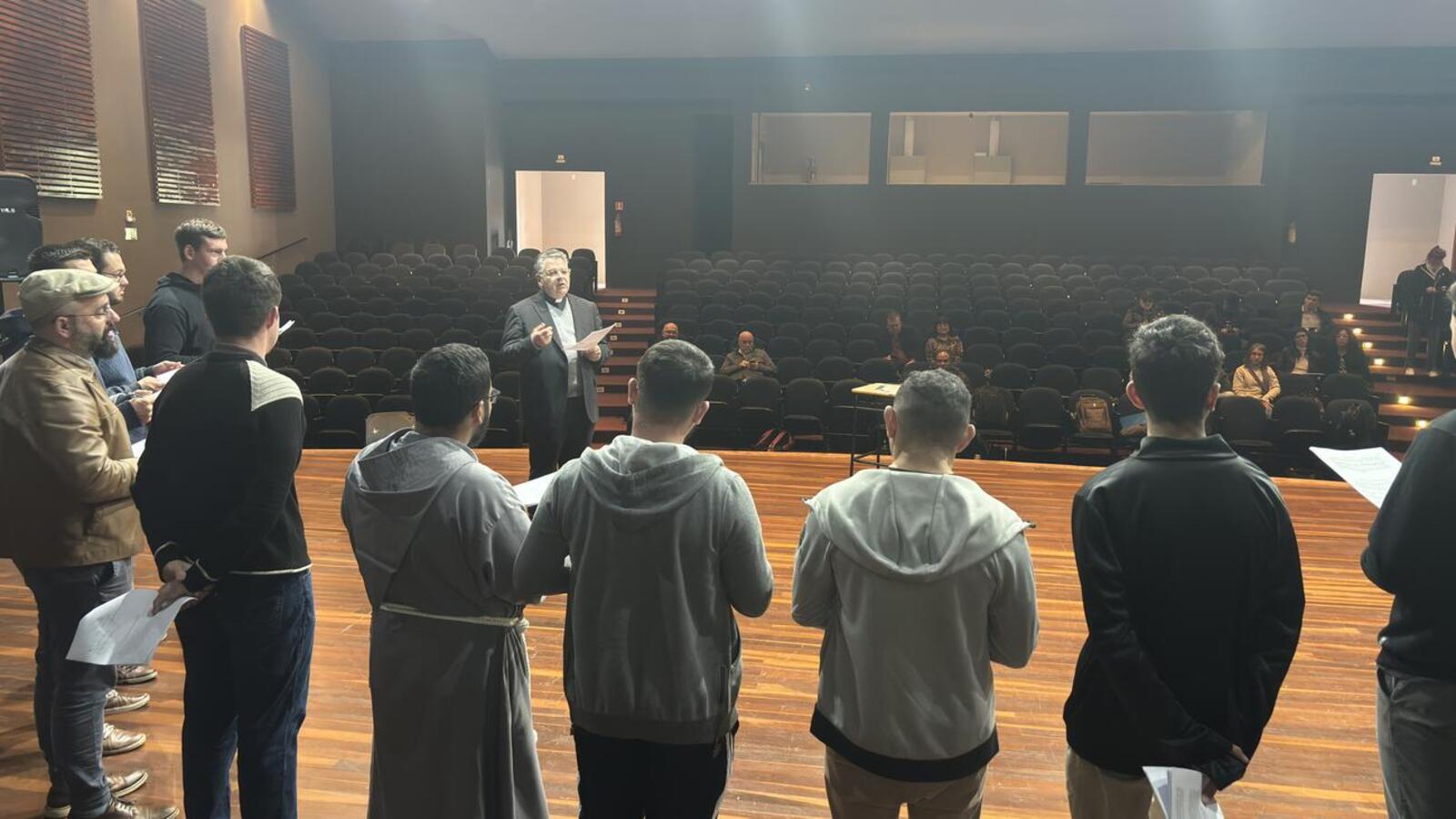Na manhã desta sexta-feira (1°) o Monsenhor Marcos Pavan compareceu ao Teatro da Universidade Estadual do Oeste do Paraná, campus Toledo, para realizar uma oficina antes do evento na Paróquia Menino Deus