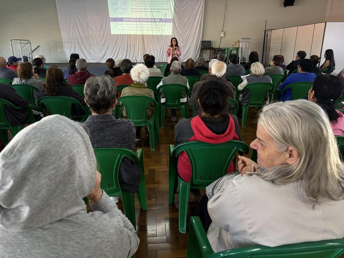 Na manhã desta sexta-feira (15) a Secretaria da Mulher, em mais uma das ações da campanha “Agosto Lilás”, realizou uma palestra de conscientização a violência contra a mulher