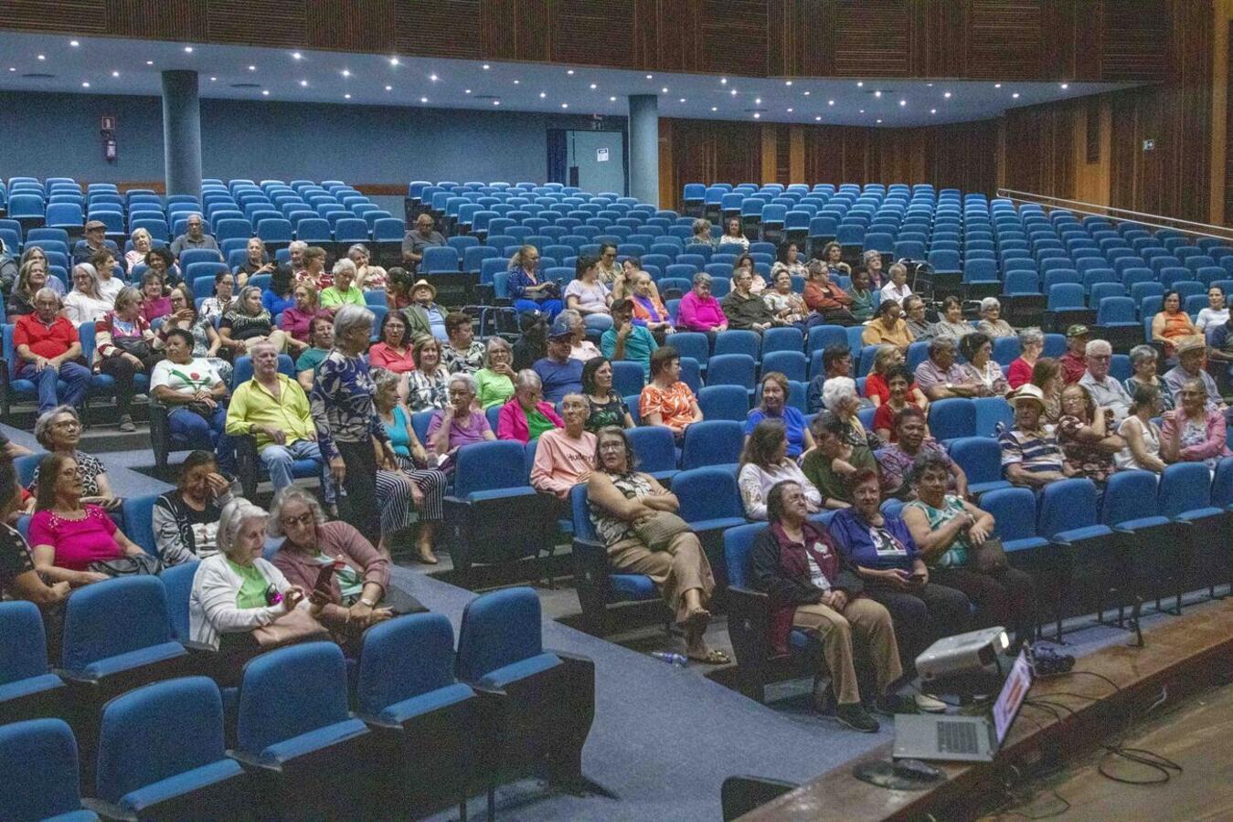 Apresentação de humor foi promovida pelo Rotary Club e exclusiva para idosos dos Certis, com outra sessão para o público geral às 20h