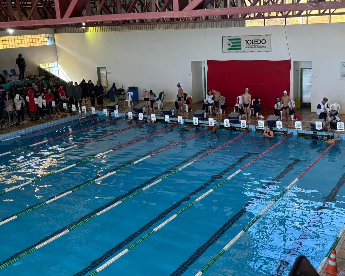 Atletas da cidade conquistam dezenas de medalhas e mostram força na natação regional