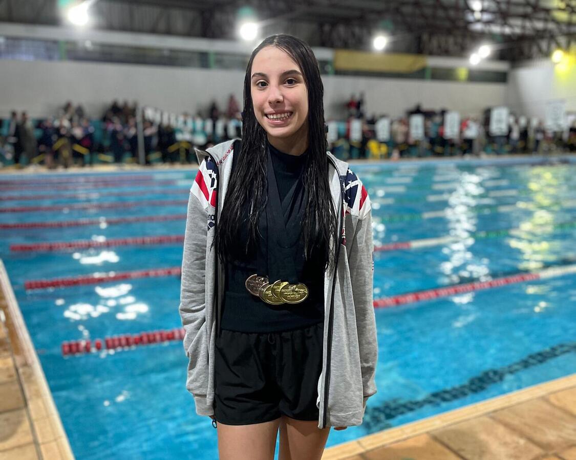 Atletas da cidade conquistam dezenas de medalhas e mostram força na natação regional